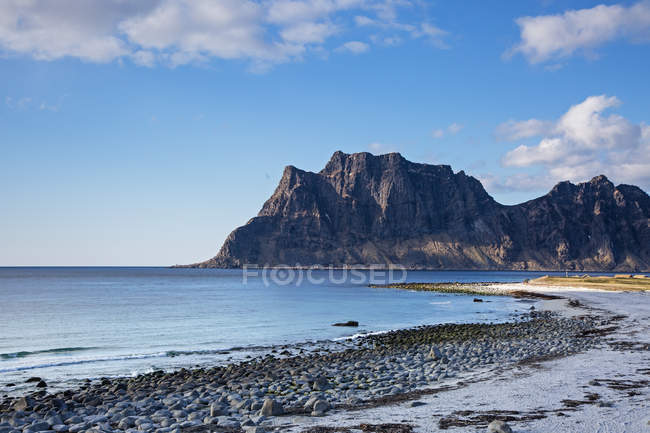 Craggy cliffs and remote ocean beach, Utakliev, Lofoten, Norway — Stock Photo