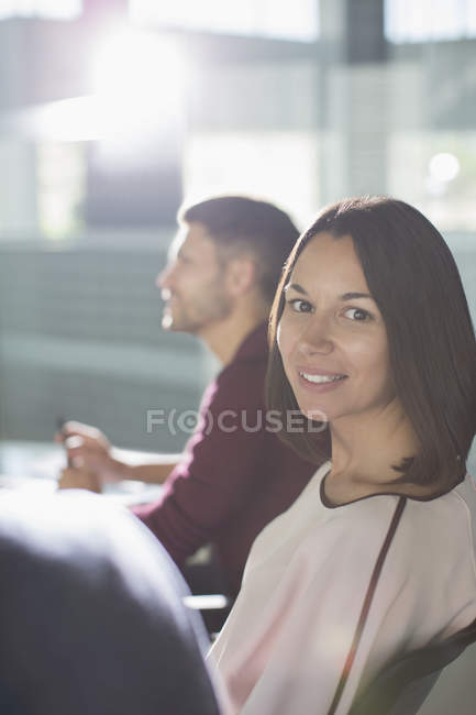 Portrait souriant brunette femme d'affaires en réunion — Photo de stock
