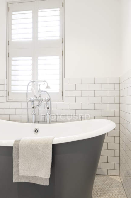Luxo casa vitrine banheira de imersão no banheiro branco — Fotografia de Stock