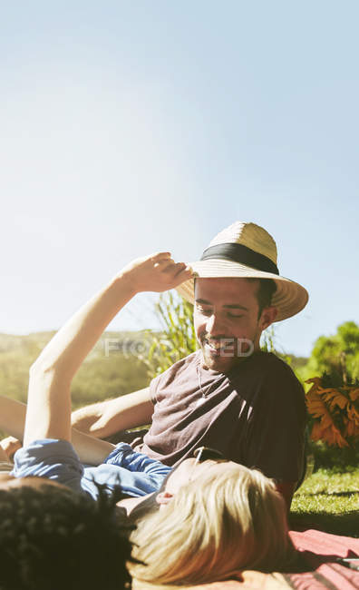 Casal relaxante no ensolarado parque de verão — Fotografia de Stock
