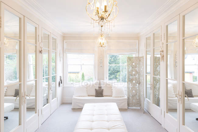 Bianco, casa di lusso vetrina spogliatoio interno con armadi a specchio — Foto stock