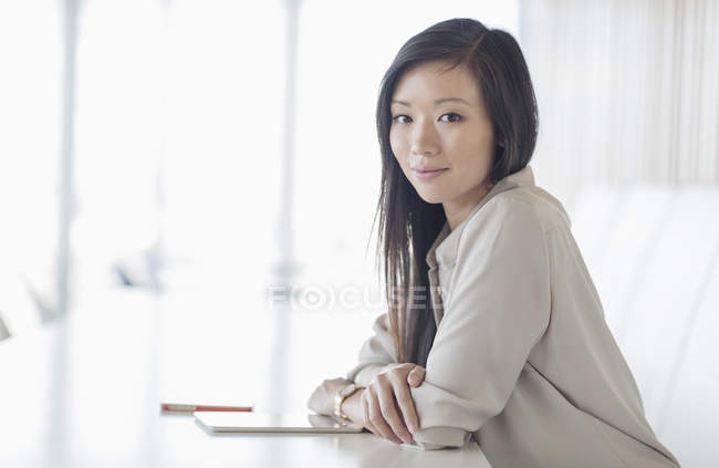 Ritratto donna d'affari sorridente con tablet digitale in sala conferenze — Foto stock