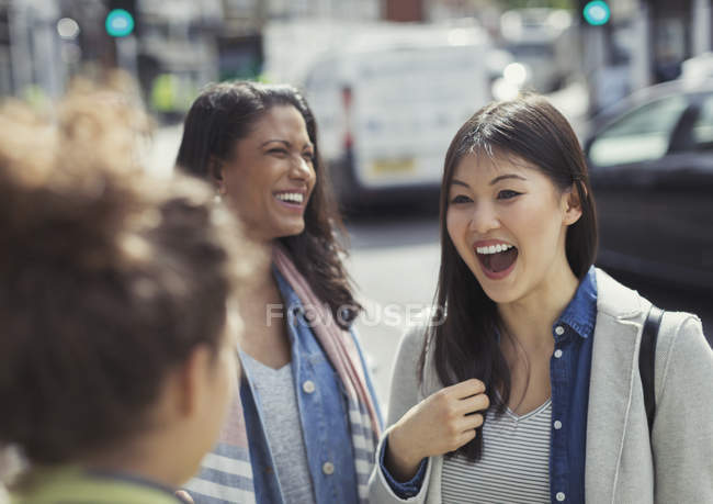 Amigos do sexo feminino rindo na rua urbana — Fotografia de Stock