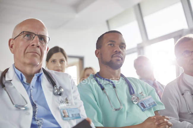 Cirujanos atentos, médicos y enfermeras escuchando en la reunión — Stock Photo