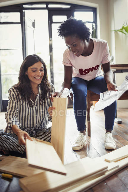 Donne che assemblano mobili a casa — Foto stock