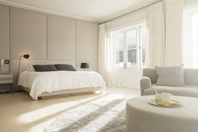 Camera da letto soleggiata con salottino — Foto stock