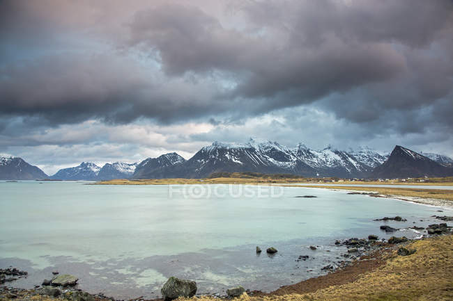 Bergblick hinter Meer, Lofoten, Norwegen — Stockfoto