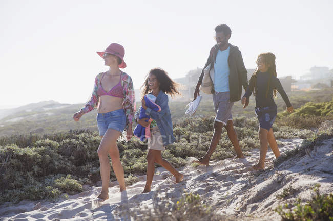 Семейная прогулка по солнечному летнему пляжу — стоковое фото