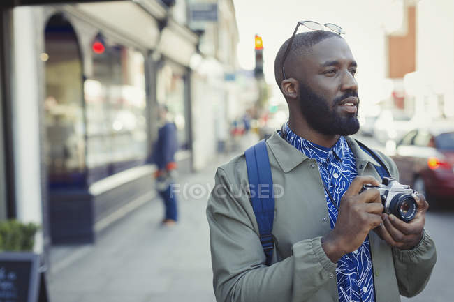 Junge männliche Touristen fotografieren mit Kamera auf urbaner Straße — Stockfoto