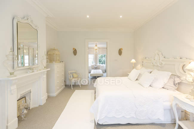 Weiße, luxuriöse Wohnung Vitrine Innenraum Schlafzimmer — Stockfoto