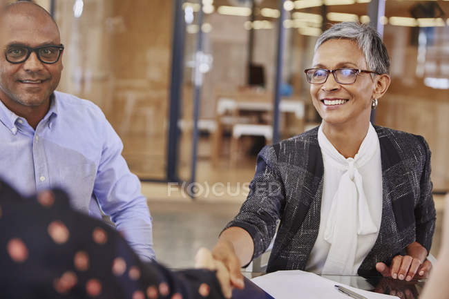 Mulheres de negócios aperto de mão em reunião no escritório moderno — Fotografia de Stock