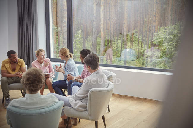 Mujeres hablando en sesión de terapia de grupo - foto de stock