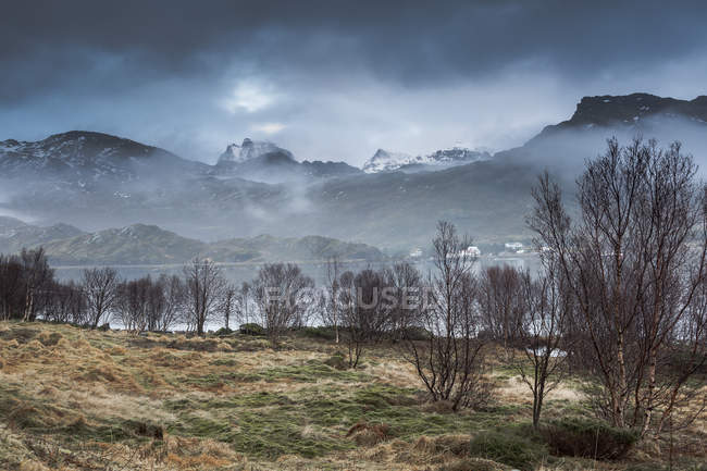 Brouillard autour de montagnes calmes et accidentées, Andopen, Lofoten, Norvège — Photo de stock
