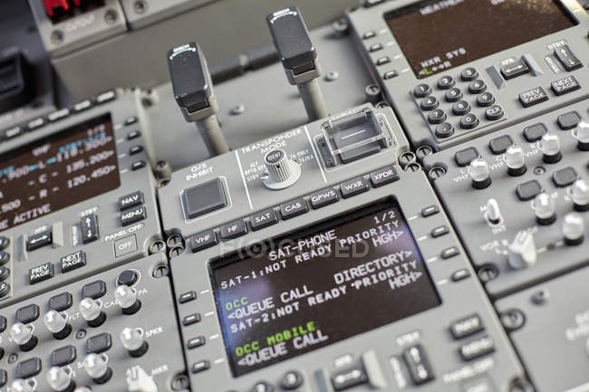 Instrumentos e painel de controlo da cabina de pilotagem do avião — Fotografia de Stock