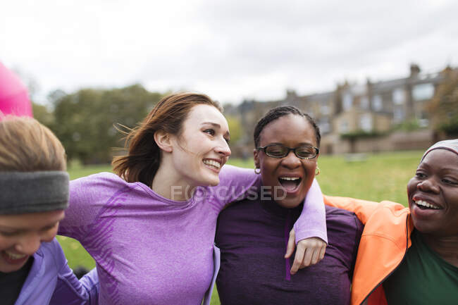 Feliz amigos do sexo feminino abraçando no parque — Fotografia de Stock