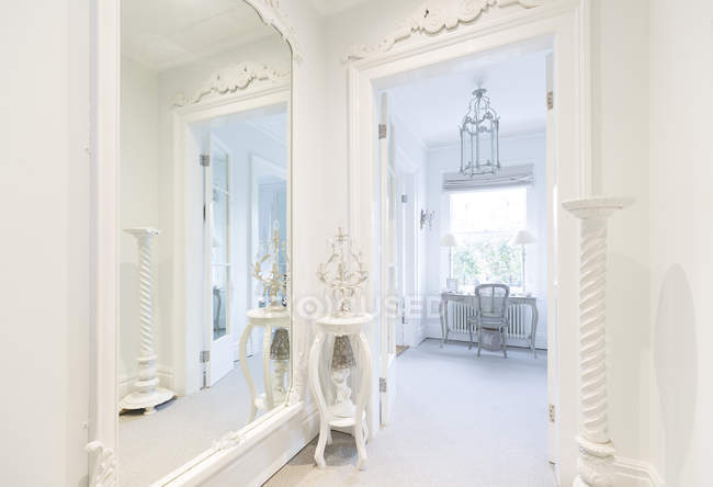 Blanco, casa de lujo escaparate pasillo interior con espejo - foto de stock