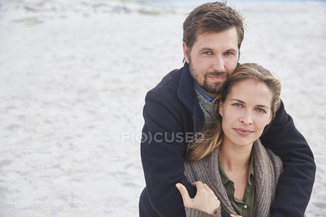 Retrato sereno casal afetuoso abraço na praia — Fotografia de Stock