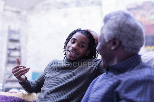 Внук разговаривает с дедушкой — стоковое фото