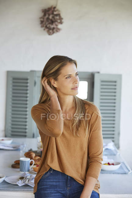 Серенькая женщина, отводящая взгляд на внутренний дворик — стоковое фото