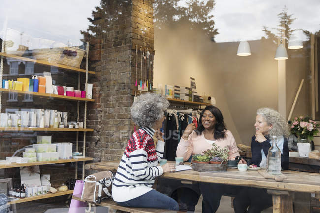 Women friends drinking tea at cafe shop — Stock Photo
