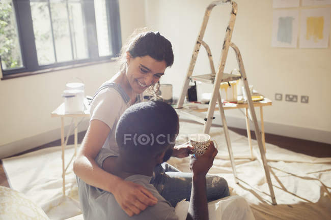 Afetuoso jovem casal pintura sala de estar — Fotografia de Stock