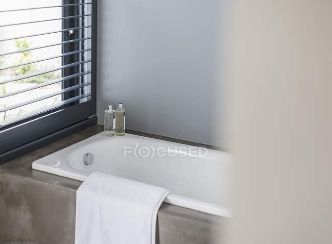 Home showcase interior bathtub — Stock Photo