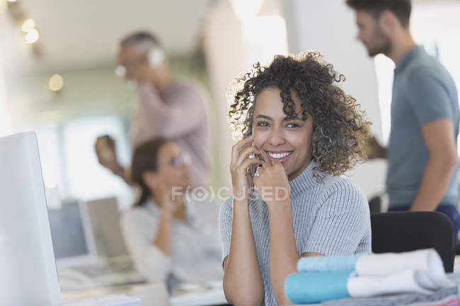 Mulher de negócios sorrindo falando no celular no escritório — Fotografia de Stock