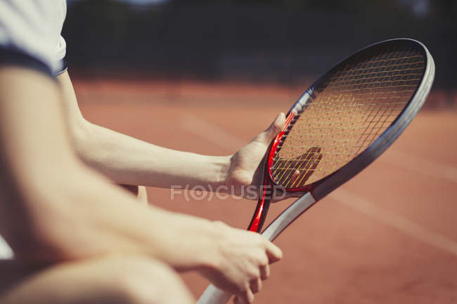 Jovem jogador de tênis masculino segurando raquete de tênis — Fotografia de Stock