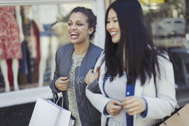 Улыбающиеся, счастливые девушки с сумками для покупок — стоковое фото