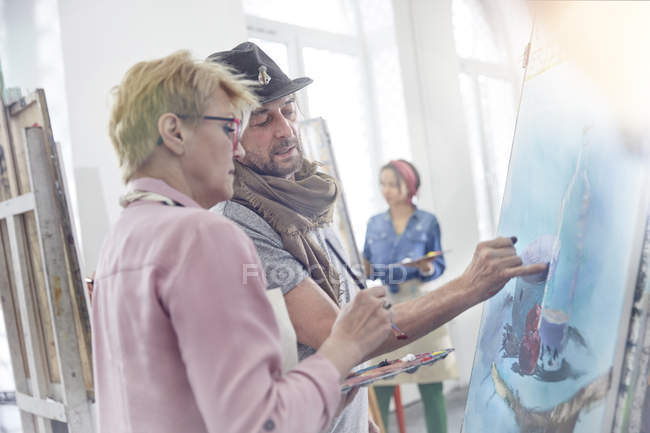 Художники рисуют в студии художественного класса — стоковое фото
