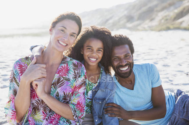 Портрет усміхненої, ласкавої багатоетнічної сім'ї на сонячному літньому пляжі — стокове фото