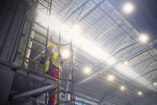 Kaukasischer Stahlarbeiter auf Plattform in Stahlwerk — Stockfoto