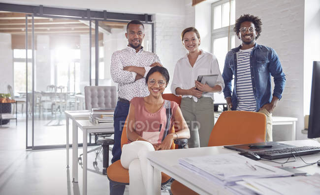 Портрет улыбающиеся, уверенные деловые люди в офисе — стоковое фото