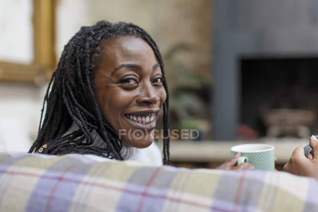 Ritratto sorridente, donna sicura di sé che beve caffè — Foto stock