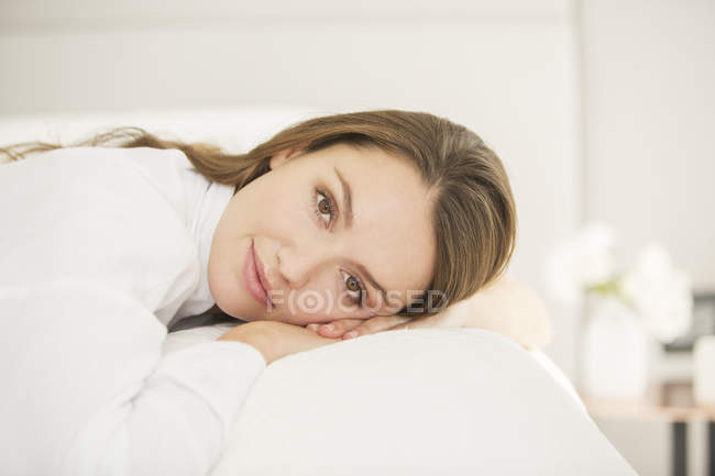Портрет спокойной женщины, лежащей на кровати — стоковое фото