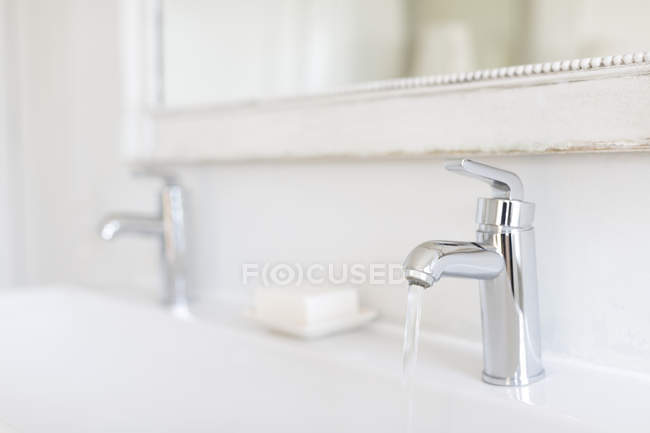 Robinet de salle de bain moderne en acier inoxydable — Photo de stock
