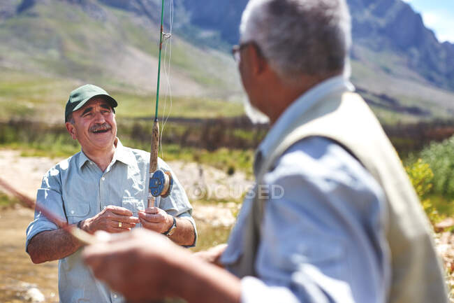 Sorrindo homens seniores ativos pesca — Fotografia de Stock