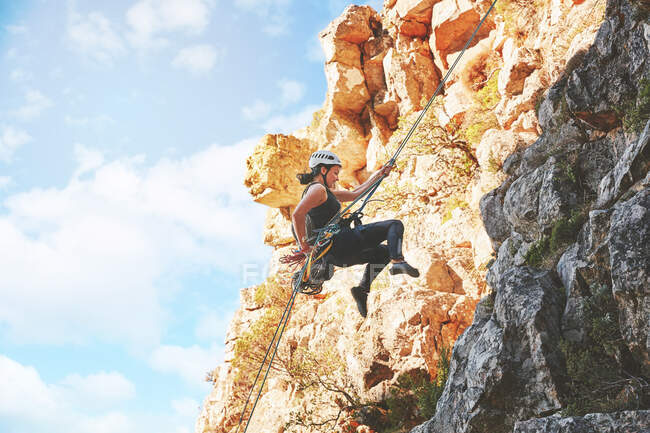 Scalatore di roccia femminile roccia discendente — Foto stock