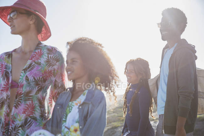 Familia multiétnica en la soleada playa de verano - foto de stock