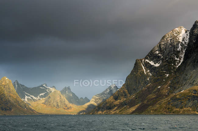 Nuages sombres au-dessus des montagnes accidentées, Reine, Lofoten, Norvège — Photo de stock