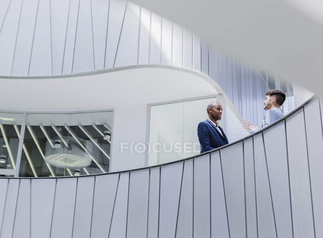 Empresários falando na arquitetura, moderna varanda de escritório — Fotografia de Stock