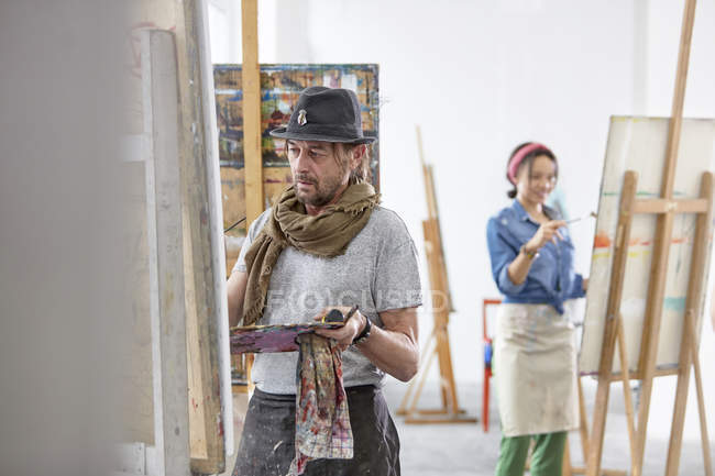 Artistes peinture en atelier de classe d'art — Photo de stock