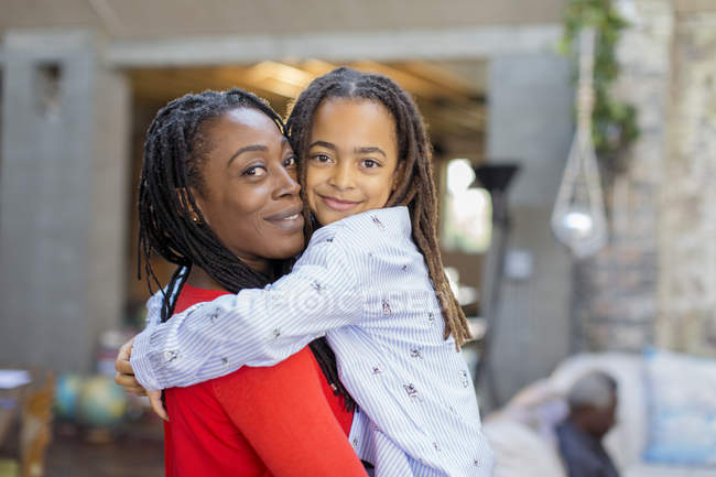 Porträt lächelnde Mutter und Tochter umarmen sich — Stockfoto