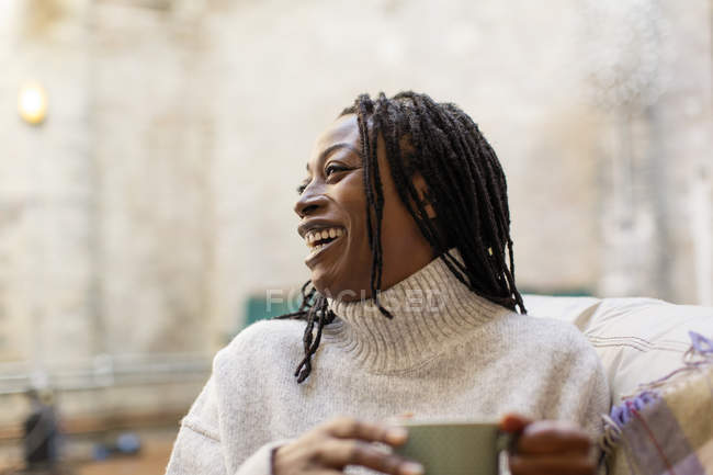 Riendo, mujer feliz bebiendo café - foto de stock