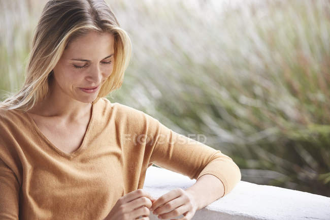 Femme blonde sereine sur le patio — Photo de stock