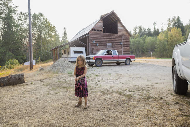 Menina retrato em vestido na fazenda rural — Fotografia de Stock