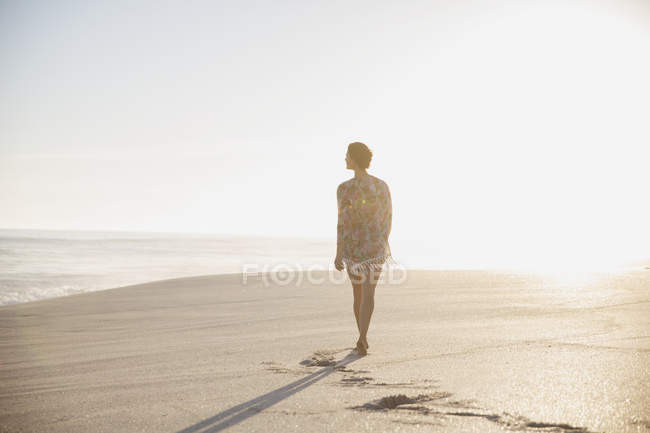 Pensif, femme sereine marchant sur la plage ensoleillée d'été — Photo de stock