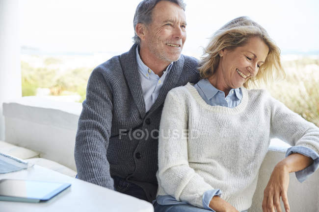 Lächelndes Senioren-Paar auf der Terrasse — Stockfoto