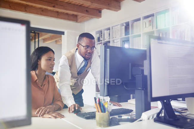 Empresários que usam computador no escritório — Fotografia de Stock