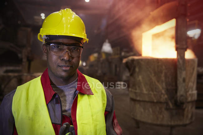 Портрет серьезный, уверенный в себе сталевар на металлургическом заводе — стоковое фото